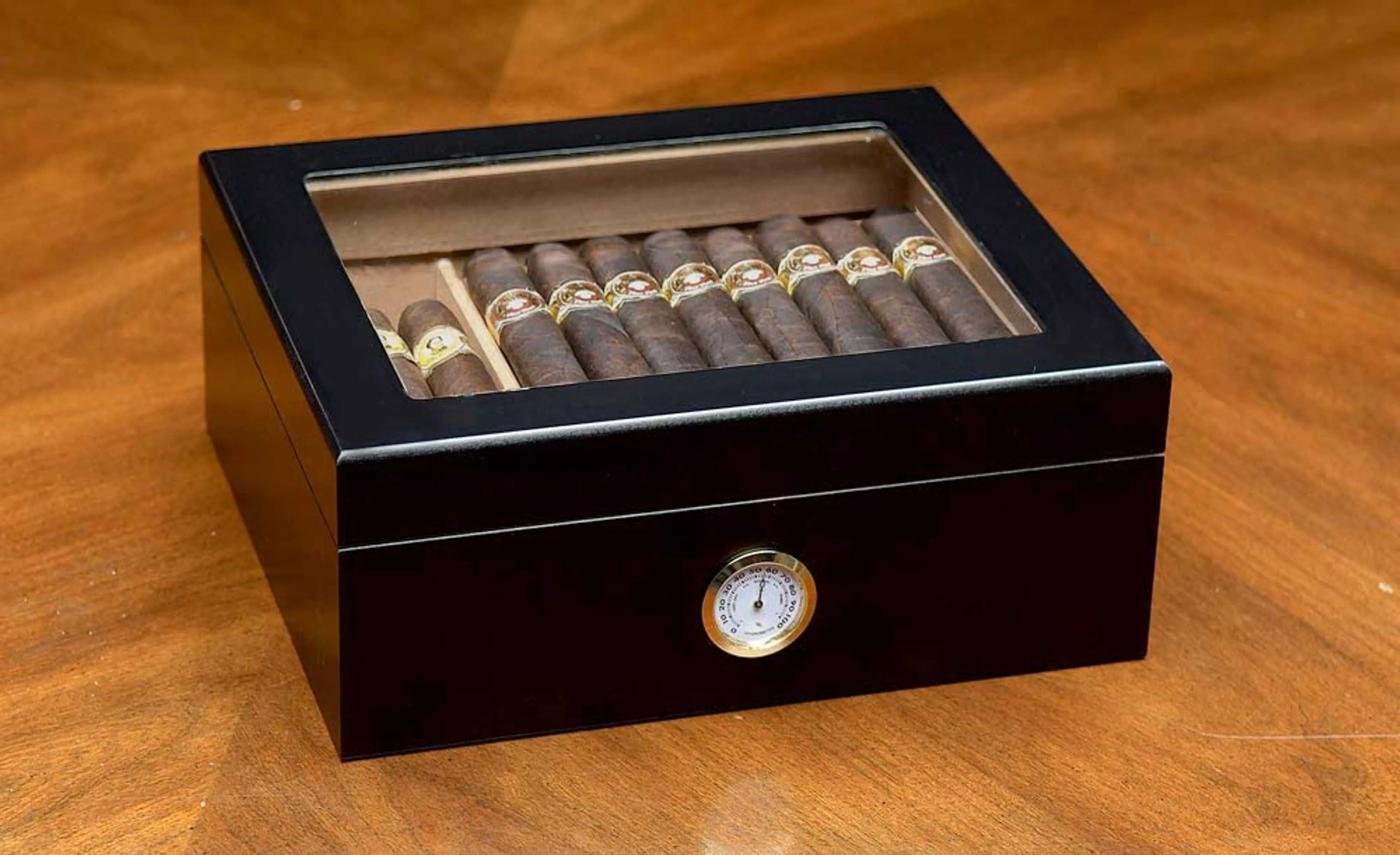 Engraved cigar box - cigar case - Personalized humidor